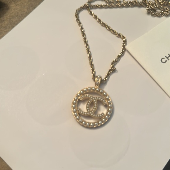 ❌SOLD❌Chanel
2023 Faux Pearl CC Pendant Necklace - Picture 12 of 13